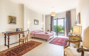 6 bedrooms, travel crib, WiFi, bed sheets