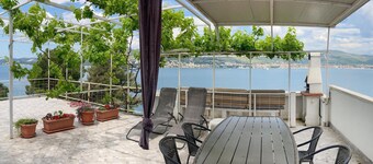 Stunning home in Okrug Donji with WiFi