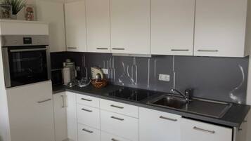 Een koelkast, een microgolfoven, een oven, een vaatwasser