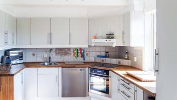 Fridge, stovetop, dishwasher, coffee/tea maker