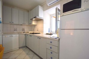 Refrigerador, microondas, placa de cocina, utensilios de cocina