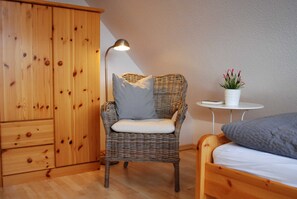 3 bedrooms, travel cot, WiFi - Cliff by the sea - balcony - only 850 m beach - accommodation cliff by the sea, WLAN, (Nienhagen)