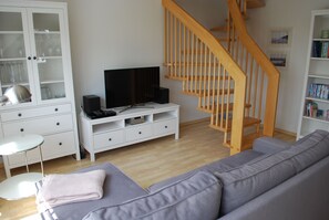 TV - Cliff by the sea - balcony - only 850 m beach - accommodation cliff by the sea, WLAN, (Nienhagen)