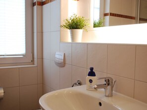 Shower - Cliff by the sea - balcony - only 850 m beach - accommodation cliff by the sea, WLAN, (Nienhagen)