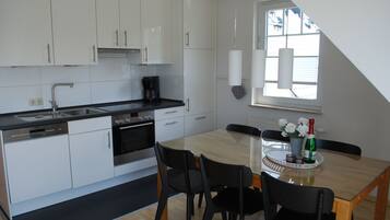 Een koelkast, een oven, een vaatwasser, een kinderstoel