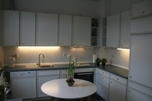 Kühlschrank, Ofen, Geschirrspüler, Wasserkocher mit Kaffee-/Teezubehör