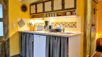 Wasserkocher mit Kaffee-/Teezubehör, Kühlschrank, Wasserkocher, Toaster