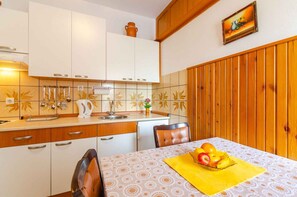 Refrigerador, parrilla de estufa, cafetera y tetera y congelador 