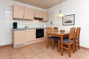 Kylskåp, ugn och barnstol