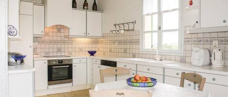 Een koelkast, een kookplaat, een vaatwasser