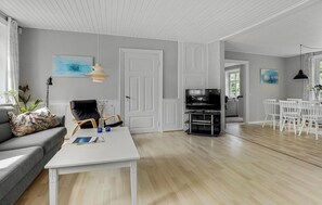 TV, fireplace, DVD player, table tennis - Awesome home in Nexø with sauna (Nexø)