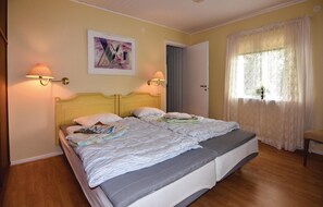 3 bedrooms, travel cot, bed sheets