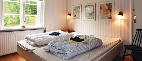 3 bedrooms, travel cot, bed sheets