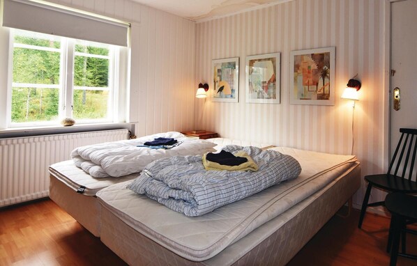 3 bedrooms, travel cot, bed sheets