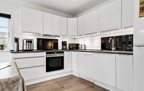 Fridge, stovetop, dishwasher, coffee/tea maker - Gorgeous home in Tarm with sauna (Tarm)