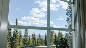 A window with a view of tall evergreen trees and a distant mountain range. - 5 bedroom gorgeous home in Sälen (Sälen)