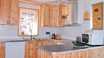 KylskÄp, spishÀll, diskmaskin och kaffe- och tebryggare