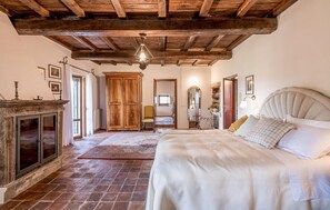 10 bedrooms, travel cot, free WiFi, bed sheets