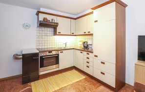 Kühlschrank, Mikrowelle, Herdplatte, Wasserkocher mit Kaffee-/Teezubehör