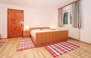 2 Schlafzimmer, Reisekinderbett