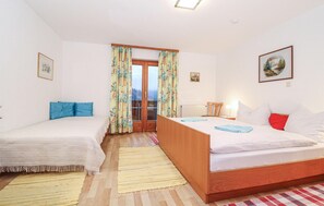 2 عدّة غرف نوم وسرير سفر وملاءات أسرّة