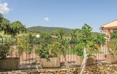 Awesome home in Aldeanue. de la Sierra