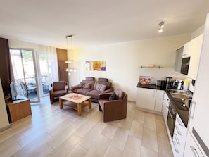 Jääkaappi, mikroaaltouuni, uuni, astianpesukone