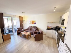 Geladeira, micro-ondas, fogão, lava-louças