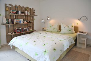 2 bedrooms, travel cot, WiFi