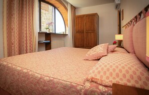 2 bedrooms, travel crib, WiFi (free), bed sheets