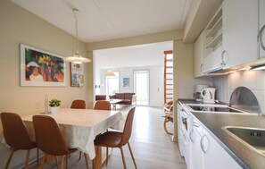Fridge, stovetop, dishwasher, coffee/tea maker - Awesome apartment in Rømø with WiFi (Rømø)