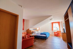 1 slaapkamer, een bureau, beddengoed