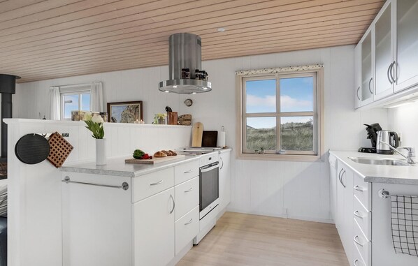 Réfrigérateur, micro-ondes, plaque de cuisson, lave-vaisselle