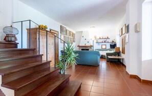 TV, caminetto, tavolo da calcetto
