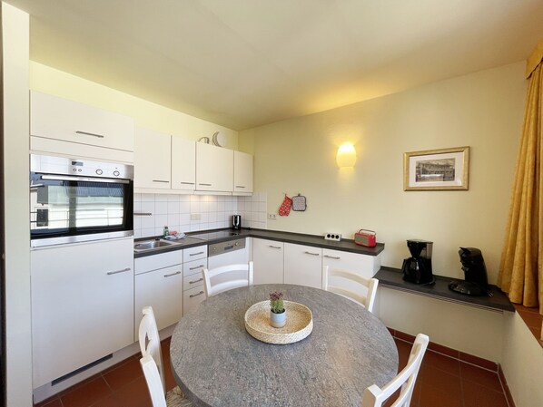 Fridge, oven, dishwasher, coffee/tea maker