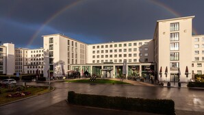 Ein Hotel mit Innenhof, mehreren Etagen und moderner Architektur.