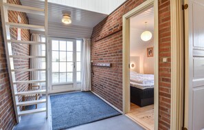 4 bedrooms, travel crib, free WiFi - Gorgeous home in Ringkøbing with sauna (Ringkøbing)