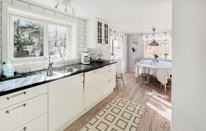 Frigorífico, microondas, placa de cocina y lavavajillas