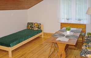 Dining - Cozy home in Biskupice with WiFi (Biskupice)