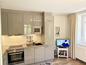 Kylskåp, mikrovågsugn, ugn och diskmaskin