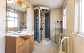 Combined shower/bathtub - Awesome home in Rojales with kitchen (Rojales)
