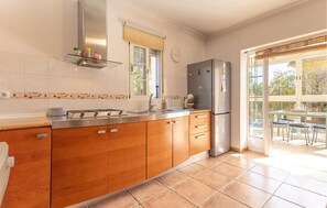 Réfrigérateur, plaque de cuisson, lave-vaisselle, cafetière/bouilloire