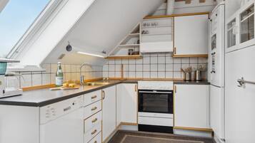 Køleskab, kogeplade, opvaskemaskine, kaffe-/temaskine