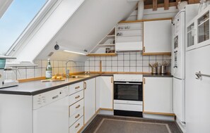 Køleskab, mikrobølgeovn, kogeplade, opvaskemaskine