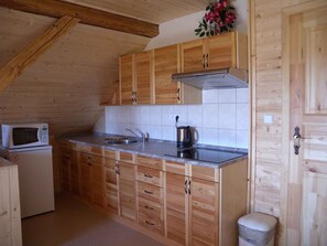 Kjøleskap, mikrobølgeovn, kokeplater og brødrister