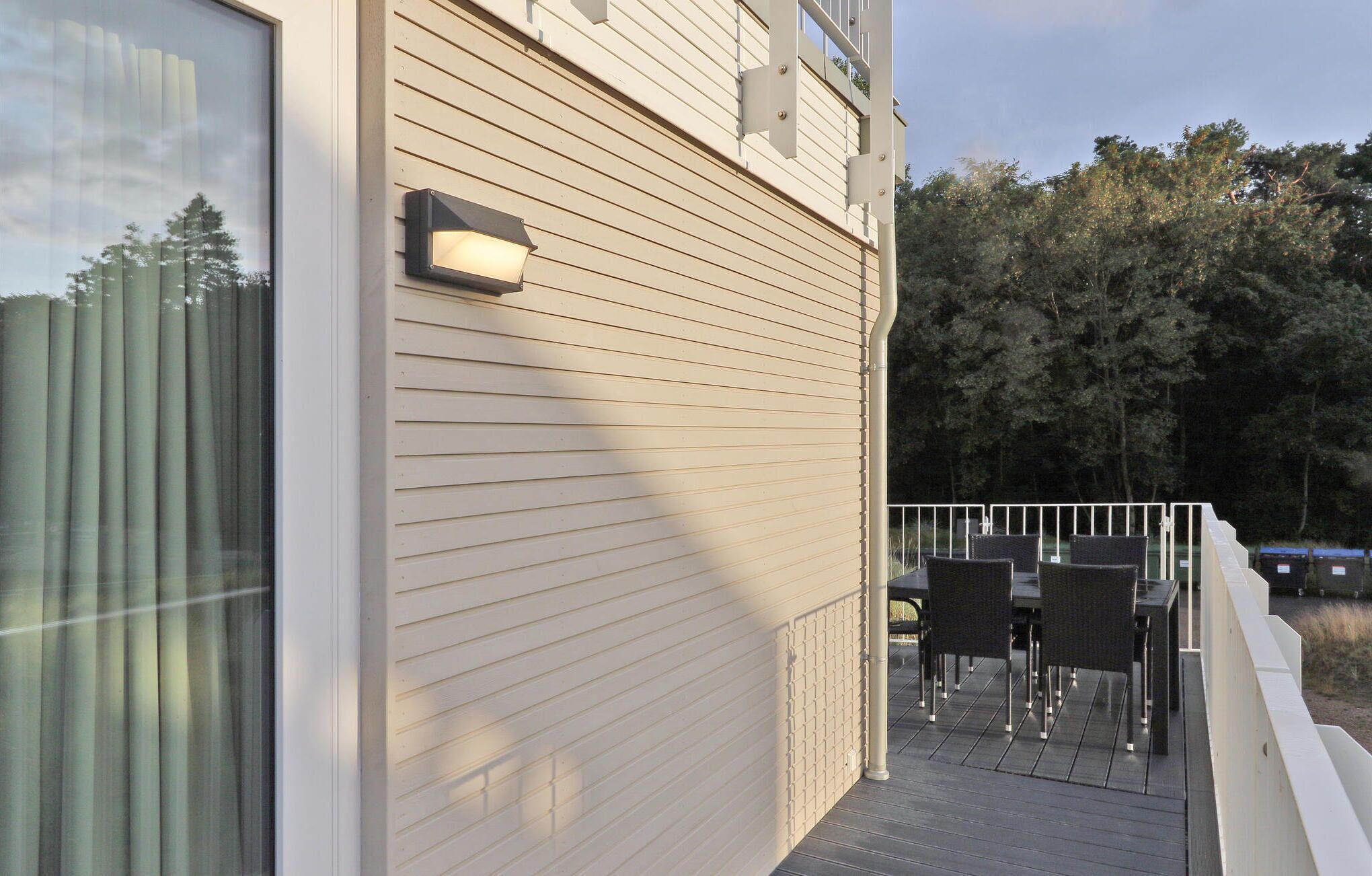 Un balcon avec une balustrade, une fenêtre et une porte.