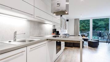 Jääkaappi, liesi, astianpesukone, kahvin-/teenkeitin