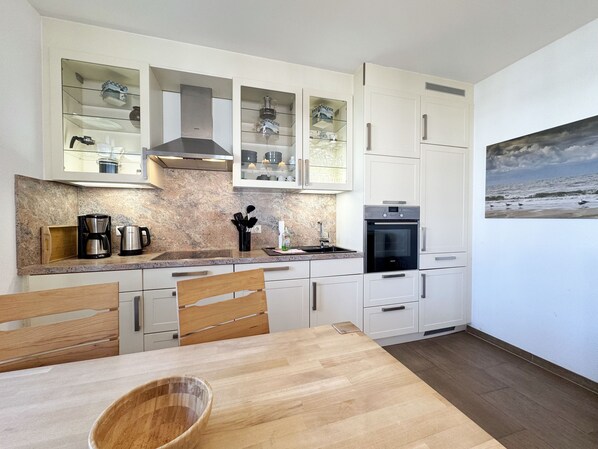 Kühlschrank, Mikrowelle, Ofen, Geschirrspüler