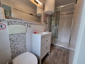 Douche, sèche-cheveux