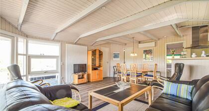 Lovely home in Børkop with kitchen